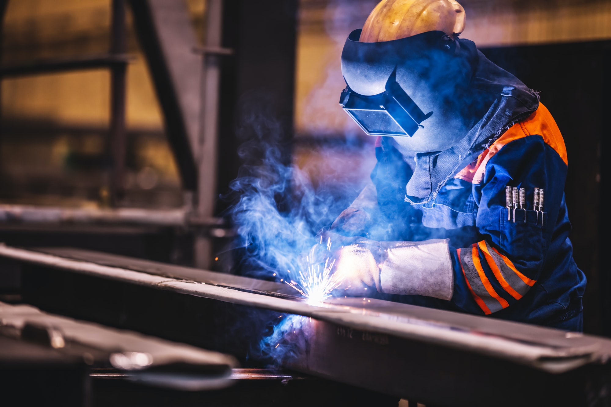 Saldatore al lavoro